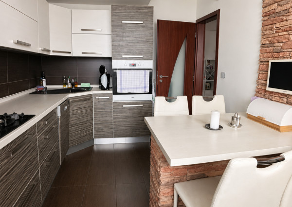 NA PREDAJ – PRIESTRANNÝ 3-IZBOVÝ BYT – 69 m² + LODŽIA – KLIMATIZÁCIA – BUDATÍNSKA – PETRŽALKA