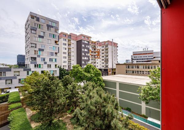PREDANÝ- BE.LIVE COMPANY- NA PREDAJ- 3-IZBOVÝ BYT- LOGGIA- PIVNIČNÁ KOBKA- VO VYHĽADÁVANOM PROJEKTE OCTOPUS HABITAT- RUŽINOV- MRAZIARENSKÁ