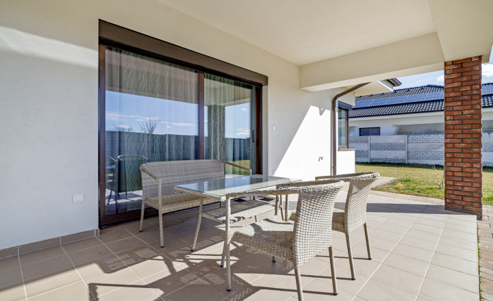 PREDANÉ- 4 IZBOVÝ- BUNGALOV-109m2- MILOSLAVOV - fotografia 18