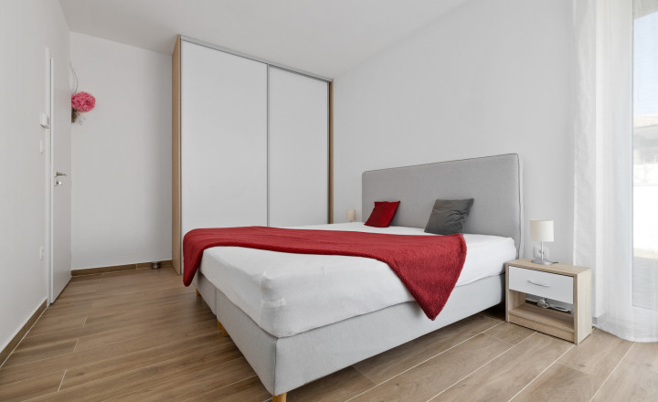 PREDANÉ- 4 IZBOVÝ- BUNGALOV-109m2- MILOSLAVOV - fotografia 12