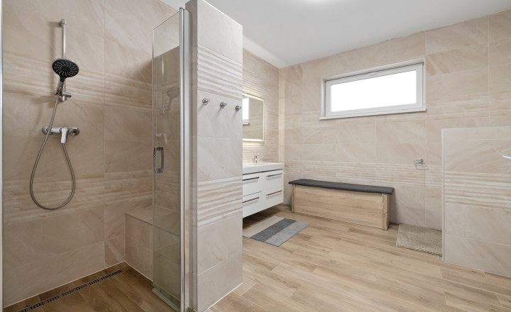 PREDANÉ- 4 IZBOVÝ- BUNGALOV-109m2- MILOSLAVOV - fotografia 16