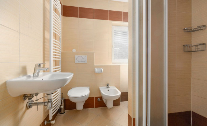 PREDANÉ- PREDAJ- 4-IZBOVÝ- 170m2- RODINNÝ DOM- ROVINKA - fotografia 12