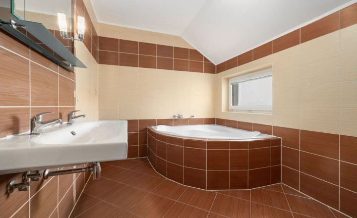 PREDANÉ- PREDAJ- 4-IZBOVÝ- 170m2- RODINNÝ DOM- ROVINKA - fotografia 11