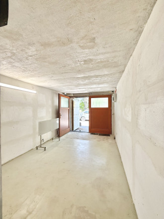 GARÁŽ-ZREKONŠTRUOVANÁ- PREDAJ- 24m2- KARLOVÁ VES - fotografia 4