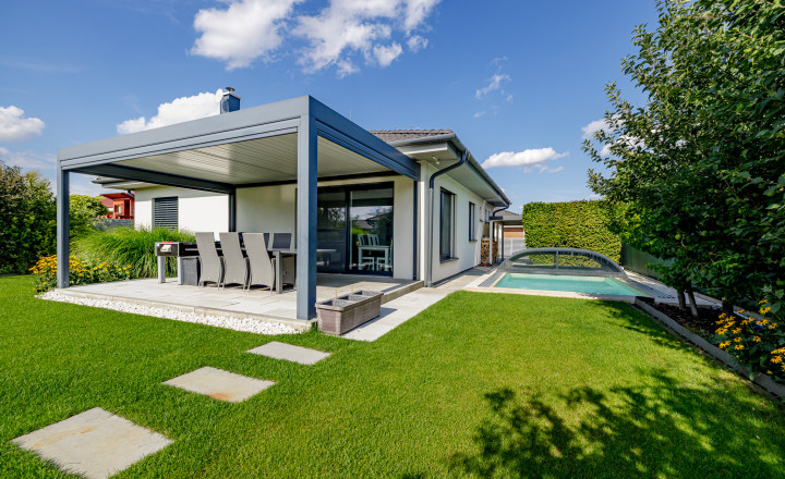 REZERVOVANÉ- SMART- BUNGALOV-  4IZBOVÝ- BAZÉN- BERNOLÁKOVO - fotografia 1
