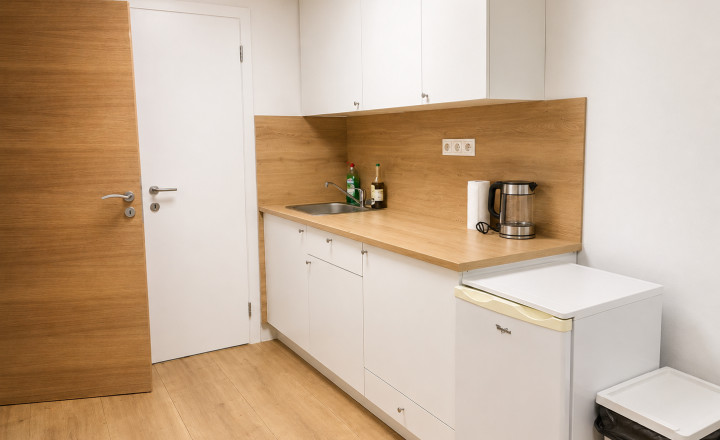 BE.LIVE COMPANY- NA PREDAJ- 1000m2- KOMERČNÝ PRIESTOR- POLYFUNKČNÁ BUDOVA- RUŽINOV- KOMÁRŇANSKÁ ULICA  - fotografia 5