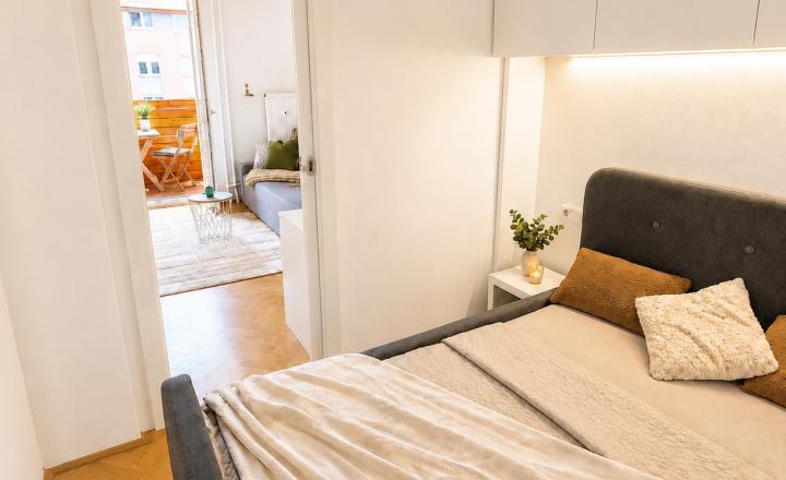 NA PREDAJ- KOMPLETNE ZREKONŠTRUOVANÝ - MODERNÝ 1- IZBOVÝ BYT S ODDELENOU SPÁĽŇOU A BALKÓNOM- BRATISLAVA- NOVÉ MESTO- ČSL PARAŠUTISTOV  - fotografia 8