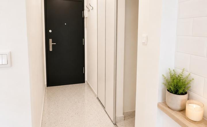 NA PREDAJ- KOMPLETNE ZREKONŠTRUOVANÝ - MODERNÝ 1- IZBOVÝ BYT S ODDELENOU SPÁĽŇOU A BALKÓNOM- BRATISLAVA- NOVÉ MESTO- ČSL PARAŠUTISTOV  - fotografia 12