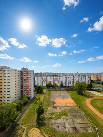 NA PREDAJ – PRIESTRANNÝ 3-IZBOVÝ BYT – 69 m² + LODŽIA – KLIMATIZÁCIA – BUDATÍNSKA – PETRŽALKA - fotografia 15