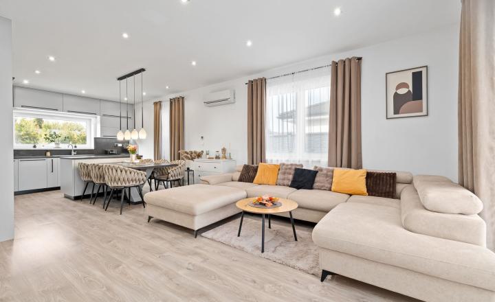 BE.LIVE COMPANY | PREDAJ | 4-IZBOVÝ RODINNÝ DOM S VEĽKOU GARÁŽOU | 704 m² POZEMOK | KVETOSLAVOV – NOVÁ TULIPA - fotografia 1