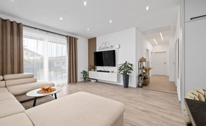 BE.LIVE COMPANY | PREDAJ | 4-IZBOVÝ RODINNÝ DOM S VEĽKOU GARÁŽOU | 704 m² POZEMOK | KVETOSLAVOV – NOVÁ TULIPA - fotografia 3