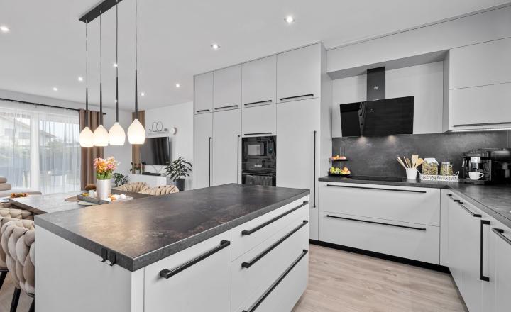 BE.LIVE COMPANY | PREDAJ | 4-IZBOVÝ RODINNÝ DOM S VEĽKOU GARÁŽOU | 704 m² POZEMOK | KVETOSLAVOV – NOVÁ TULIPA - fotografia 6