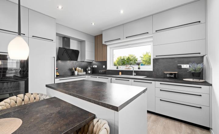BE.LIVE COMPANY | PREDAJ | 4-IZBOVÝ RODINNÝ DOM S VEĽKOU GARÁŽOU | 704 m² POZEMOK | KVETOSLAVOV – NOVÁ TULIPA - fotografia 7