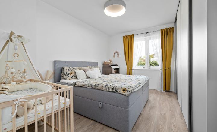 BE.LIVE COMPANY | PREDAJ | 4-IZBOVÝ RODINNÝ DOM S VEĽKOU GARÁŽOU | 704 m² POZEMOK | KVETOSLAVOV – NOVÁ TULIPA - fotografia 8