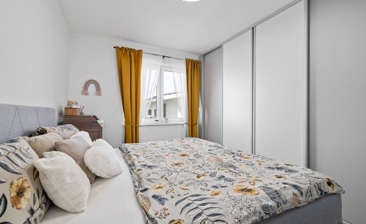 BE.LIVE COMPANY | PREDAJ | 4-IZBOVÝ RODINNÝ DOM S VEĽKOU GARÁŽOU | 704 m² POZEMOK | KVETOSLAVOV – NOVÁ TULIPA - fotografia 9