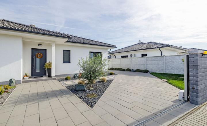 BE.LIVE COMPANY | PREDAJ | 4-IZBOVÝ RODINNÝ DOM S VEĽKOU GARÁŽOU | 704 m² POZEMOK | KVETOSLAVOV – NOVÁ TULIPA - fotografia 17