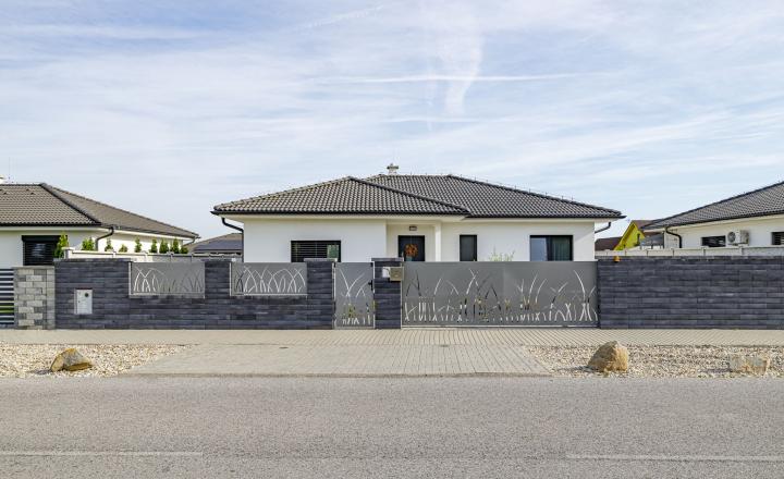BE.LIVE COMPANY | PREDAJ | 4-IZBOVÝ RODINNÝ DOM S VEĽKOU GARÁŽOU | 704 m² POZEMOK | KVETOSLAVOV – NOVÁ TULIPA - fotografia 19