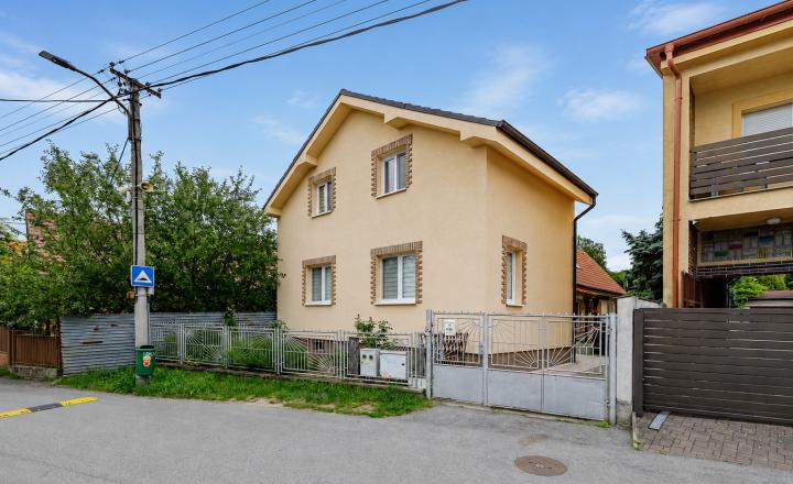 BE.LIVE COMPANY– NA PREDAJ– RODINNÝ DOM S DVOMA OBYTNÝMI ČASŤAMI S VLASTNÝCH VCHODOM– ZÁHORSKÁ BYSTRICA– DONSKÁ ULICA - fotografia 31