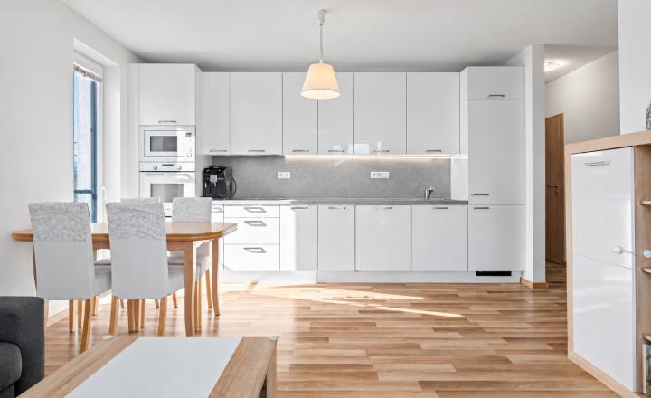 BE.LIVE COMPANY- PREDAJ-SVETLÝ 3-IZBOVÝ BYT S DVOMA BALKÓNMI A PARKOVANÍM – NA PIESKU, RUŽINOV - fotografia 1