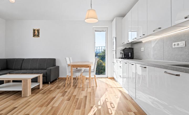 BE.LIVE COMPANY- PREDAJ-SVETLÝ 3-IZBOVÝ BYT S DVOMA BALKÓNMI A PARKOVANÍM – NA PIESKU, RUŽINOV - fotografia 3