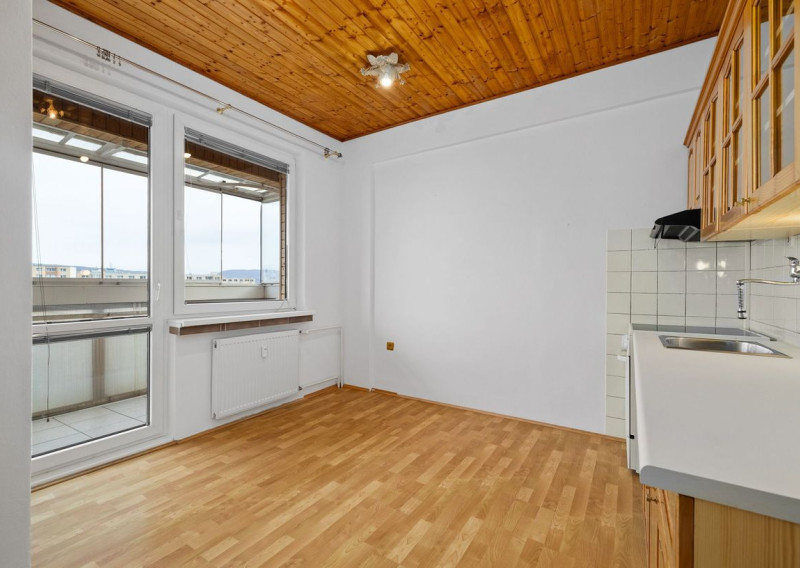 PREDANÝ- BE.LIVE COMPANY - NA PREDAJ - NADŠTANDARDNE VEĽKÝ 1-IZBOVÝ BYT S BALKÓNOM – SKVELÁ DISPOZÍCIA A NÁDHERNÝ VÝHĽAD - CHROBÁKOVÁ -DÚBRAVKA